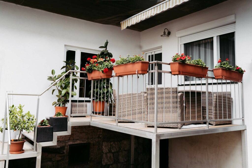 Silbernes Stahlgeländers an einem Balkon