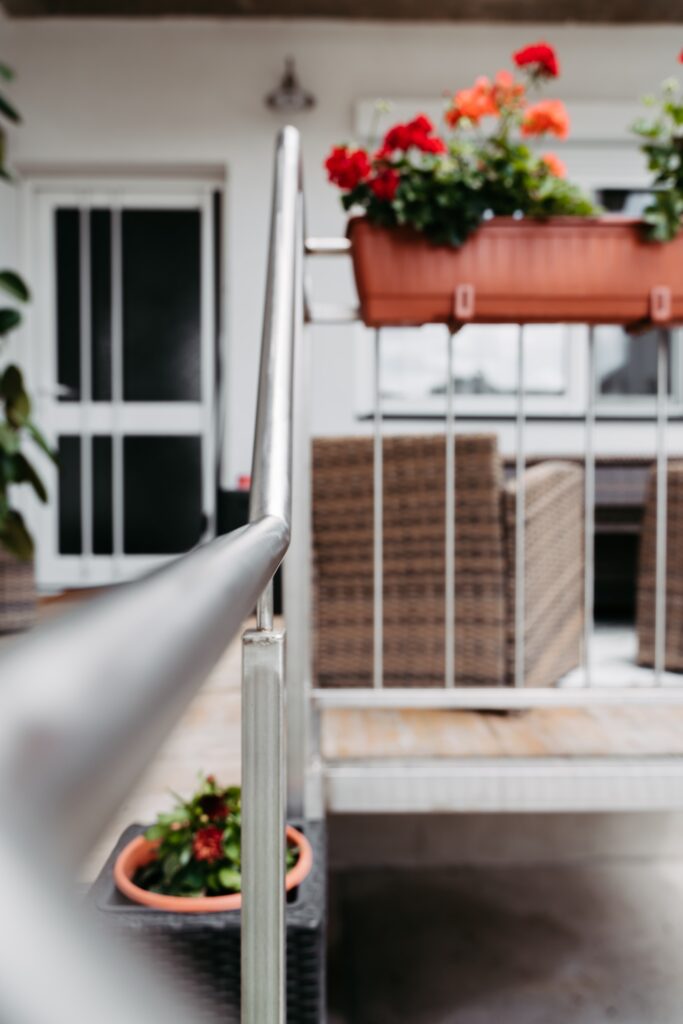 Silbernes Stahlgeländers an einem Balkon