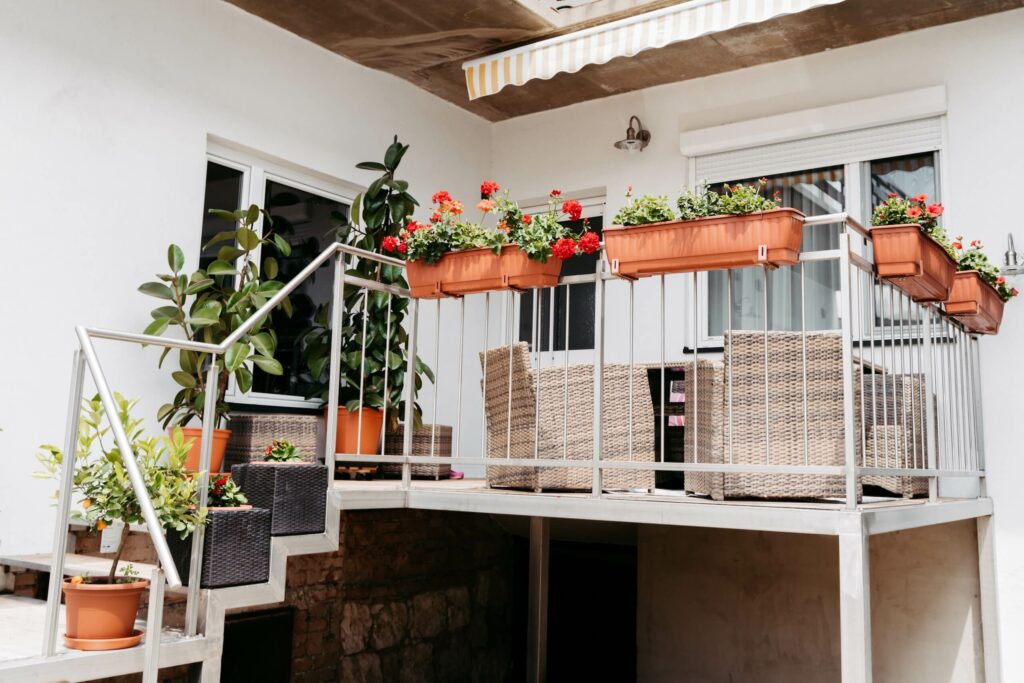Silbernes Stahlgeländers an einem Balkon