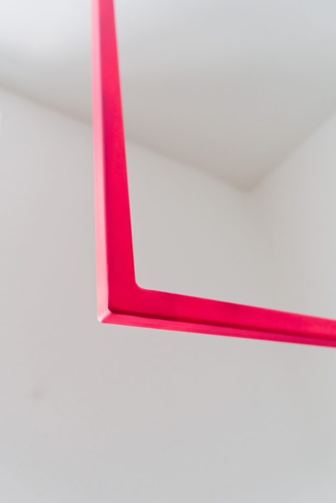 Pinke Kleiderstange an einer Wand