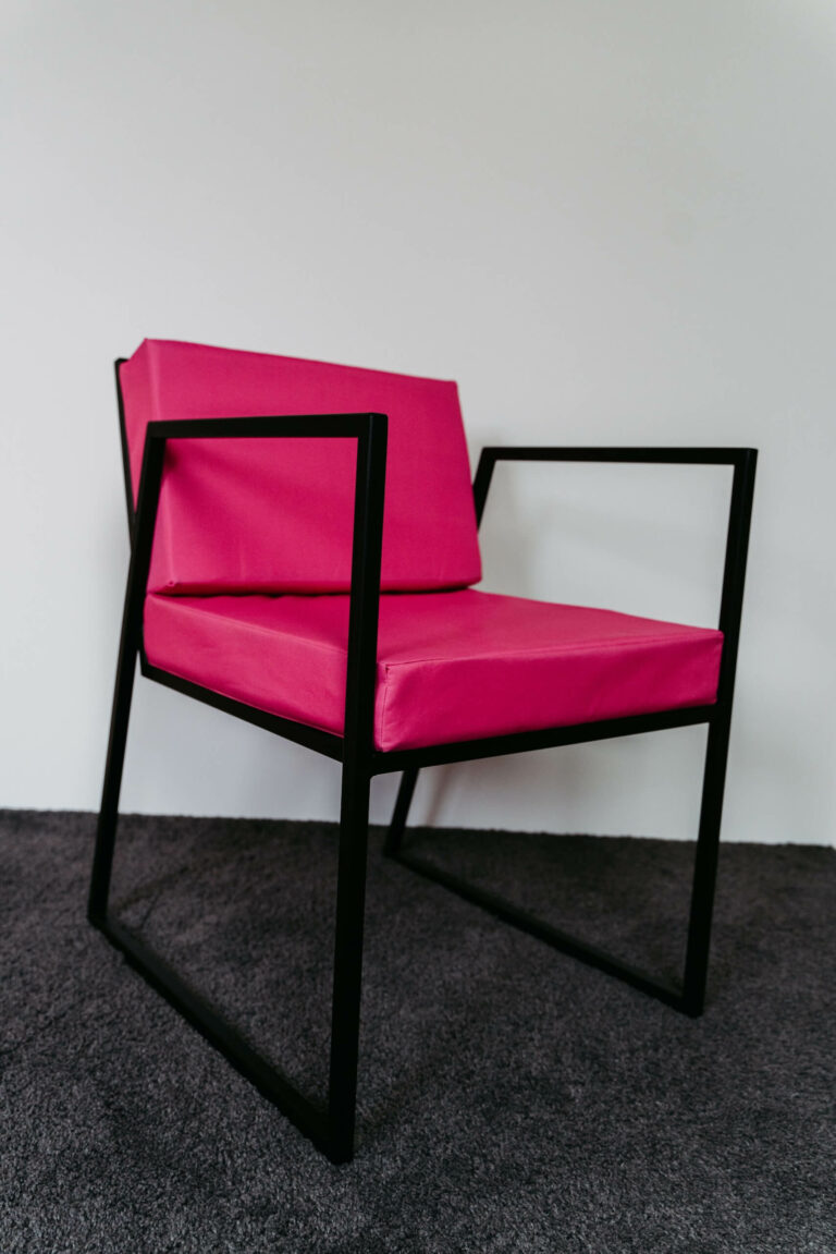 Schwarzer Loungesessel mit pinker Sitzfläche