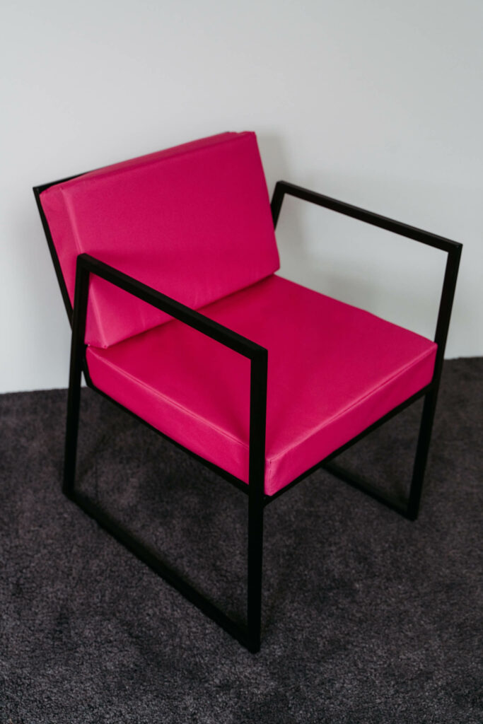 Schwarzer Loungesessel mit pinker Sitzfläche