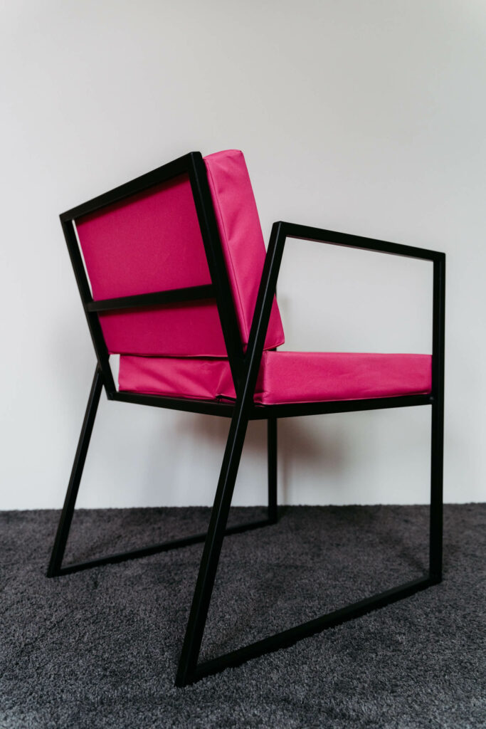 Schwarzer Loungesessel mit pinker Sitzfläche