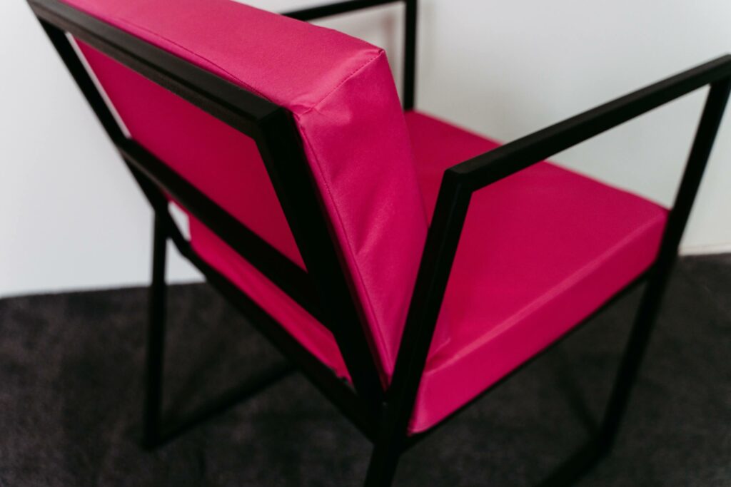 Schwarzer Loungesessel mit pinker Sitzfläche