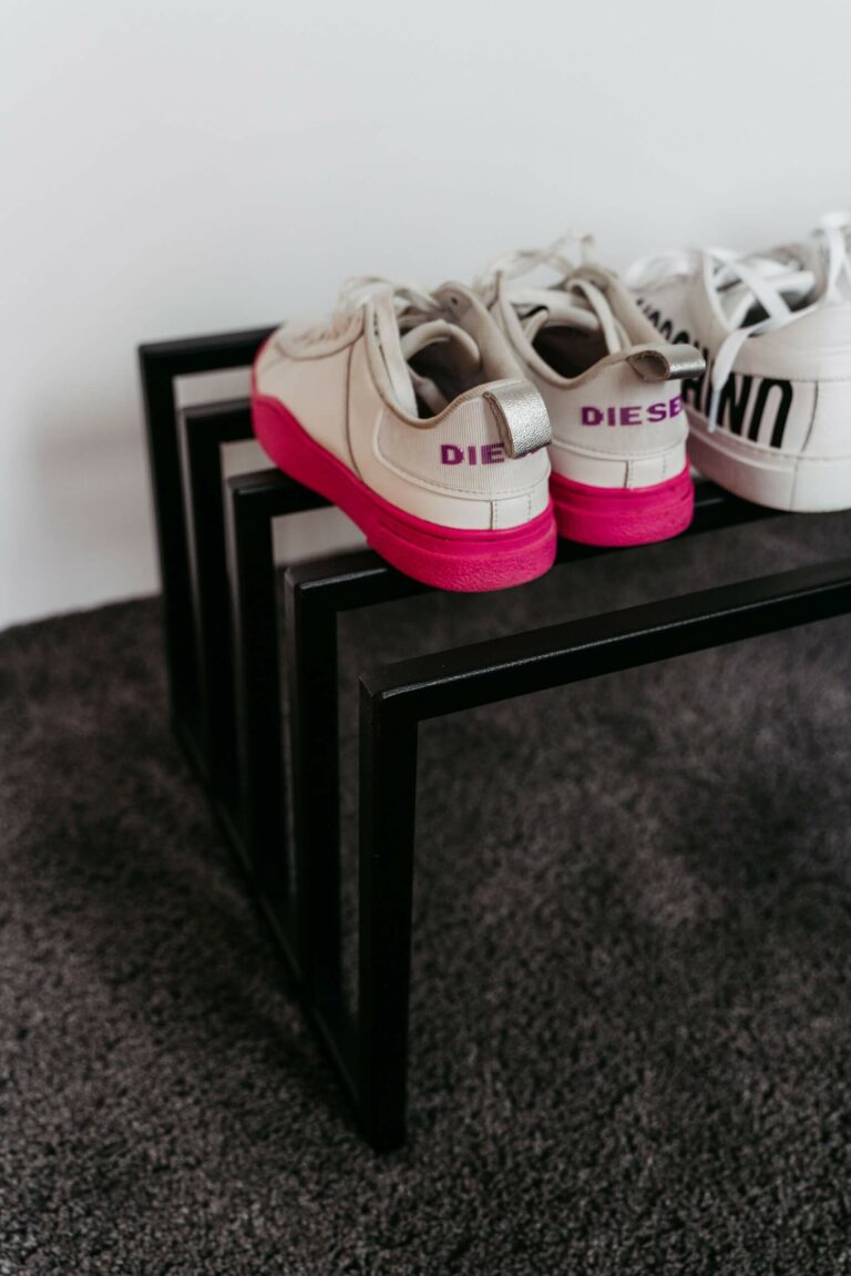 Schwarzes Schuhregal mit weißen Turnschuhen