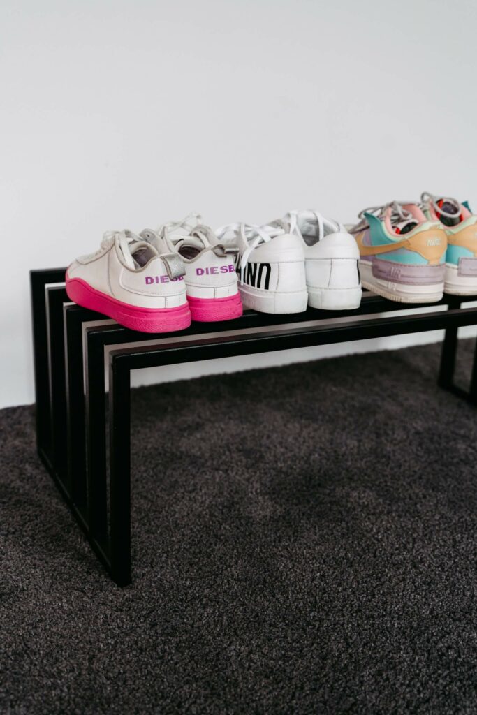 Schwarzes Schuhregal mit weißen Turnschuhen