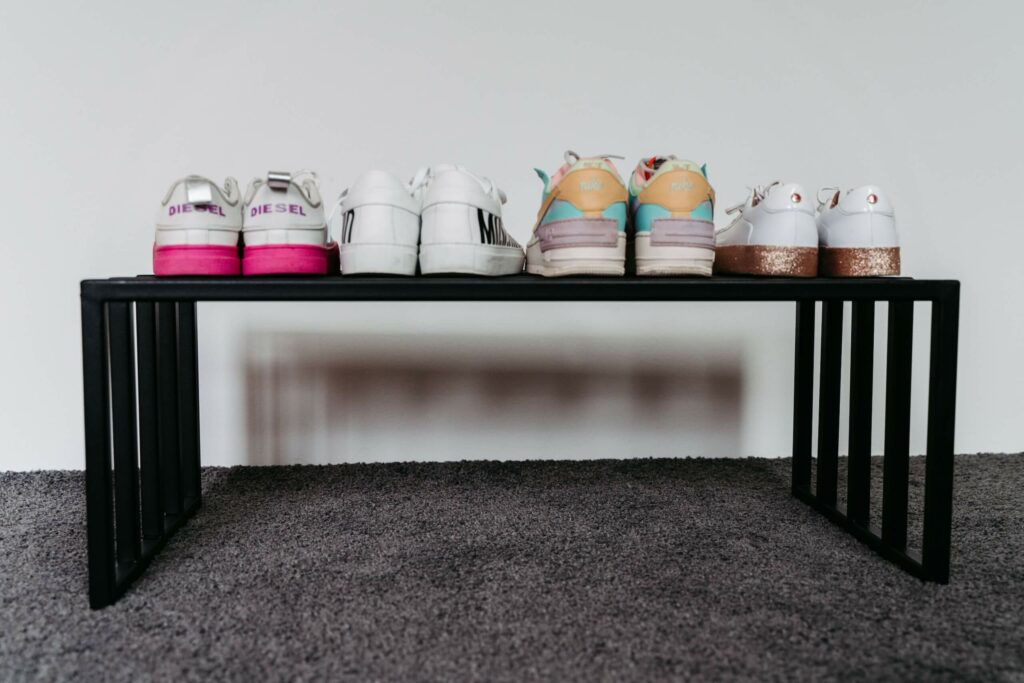 Schwarzes Schuhregal mit weißen Turnschuhen