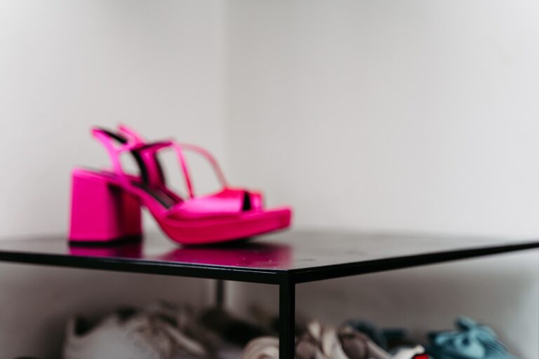Pinke Schuhe auf schwarzem Stahlregal