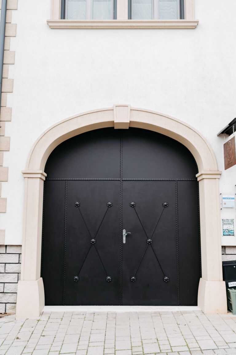Haustor mit Schmiedeeisen Elementen